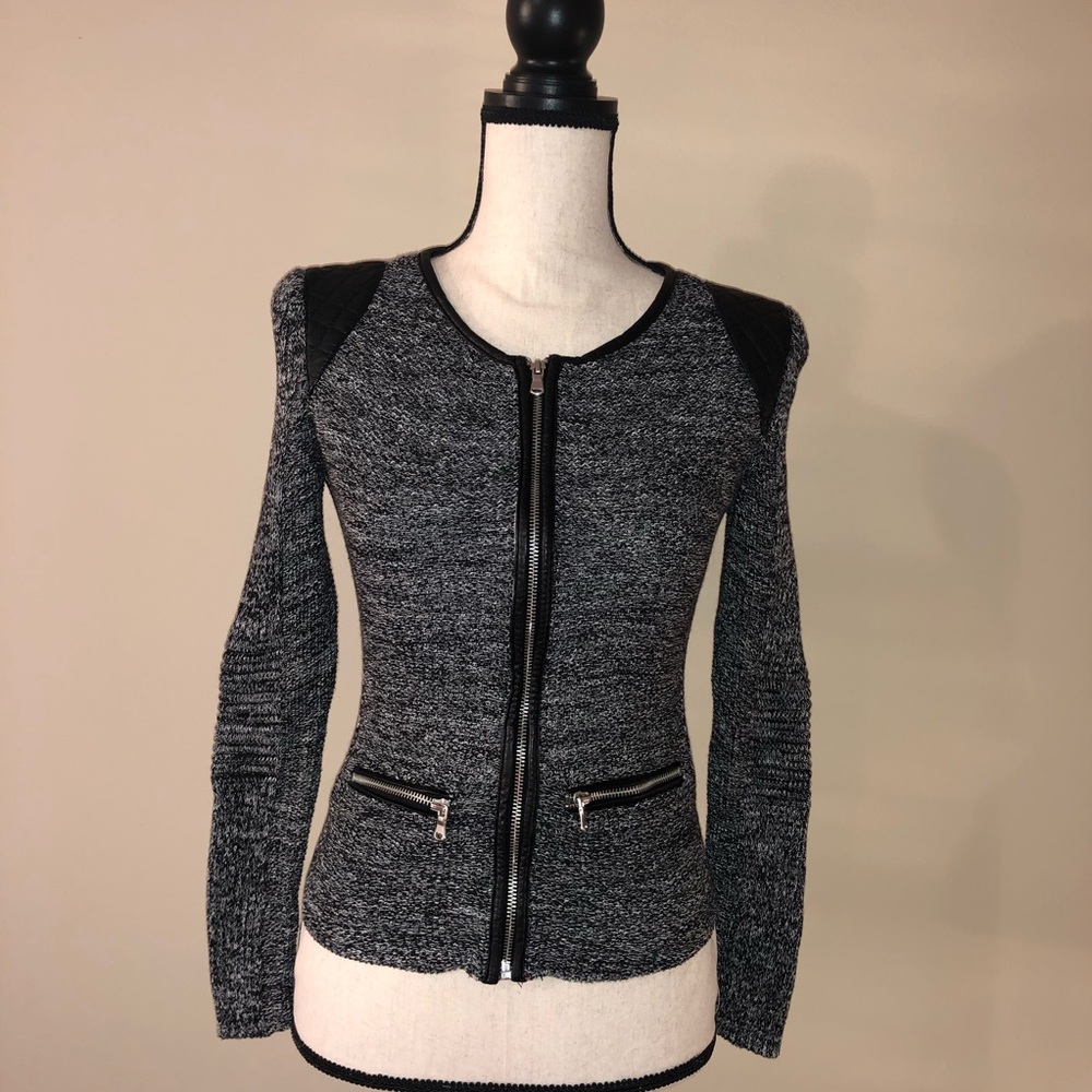 Cute zip up sweater ✨